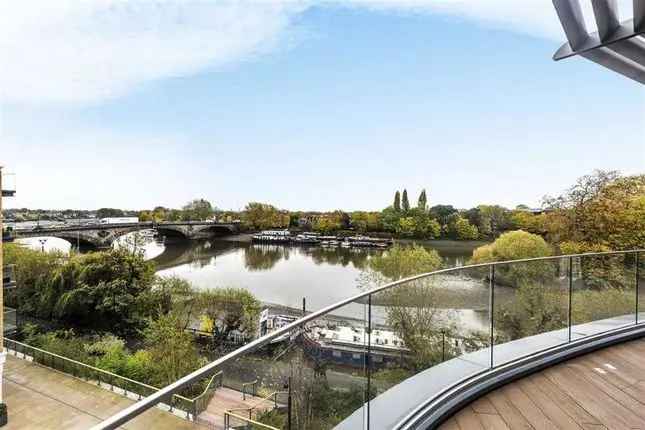 3-Double Bedroom Penthouse Apartment Brentford River Views