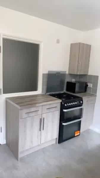 Ground Floor Flat with Garden, New Kitchen & Bathroom - Excellent Location