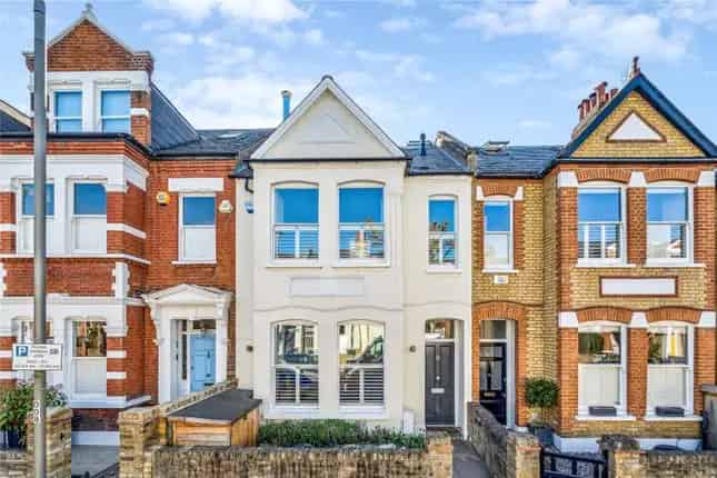 Contemporary House for Sale in London SW18