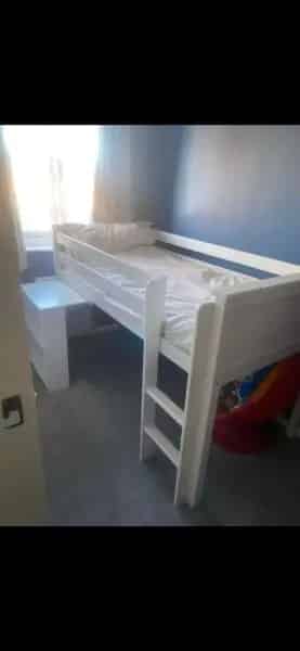 Large 3 Bed House with 2 Bathrooms and Ample Storage