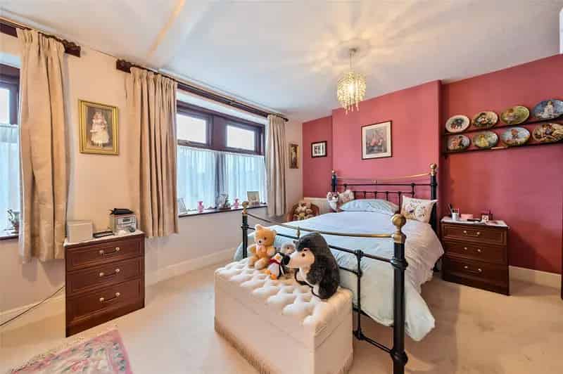 2 Bedroom House for Sale with Garden and Parking