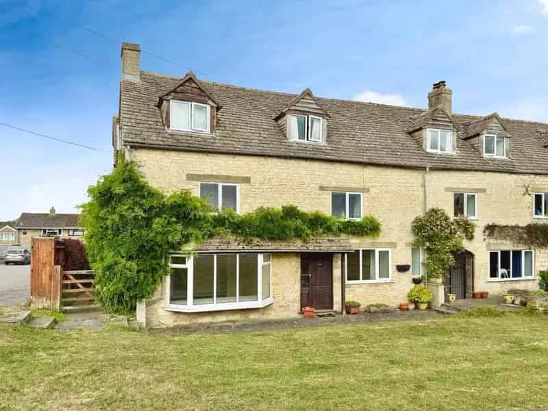 2 Bedroom Flat for Sale - Modernisation Opportunity