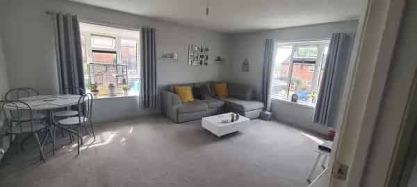 3 Bed 1st Floor Flat New Kitchen and Heaters