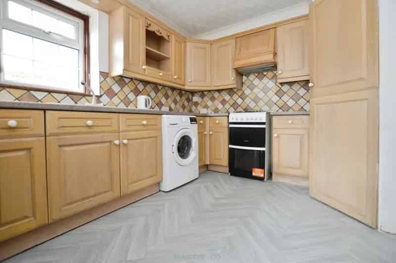 4 bedroom House
 To Rent 
Total Size: 933 SQ FT