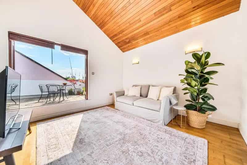 Two Double Bedroom Apartment with Terrace and Parking Near Canada Water
