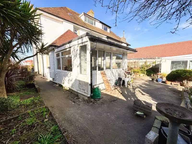6 Bed House for Sale Near Seafront