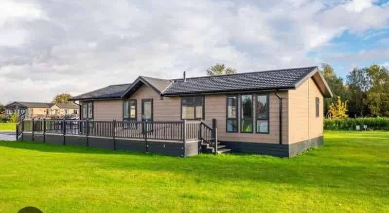 2 Bed Lakeside Lodge with Disabled Access