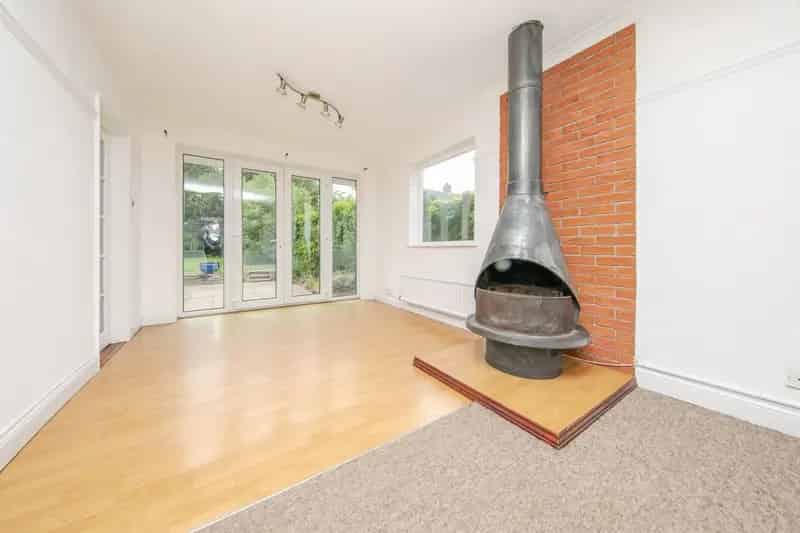 Family Home with Large Garden and Double Garage
