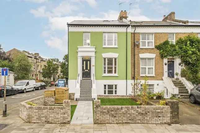 Maisonette for sale in The Grove, London W5