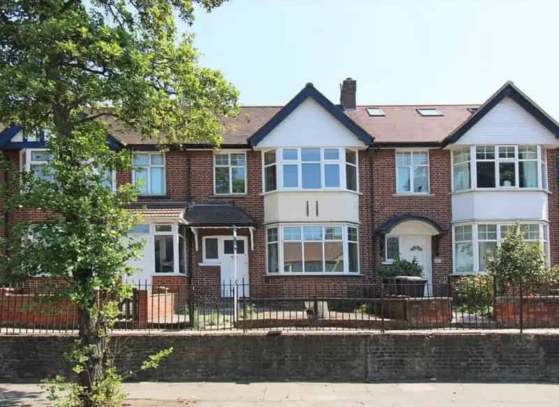 Four Bedroom Terraced House Near North Acton Central Line