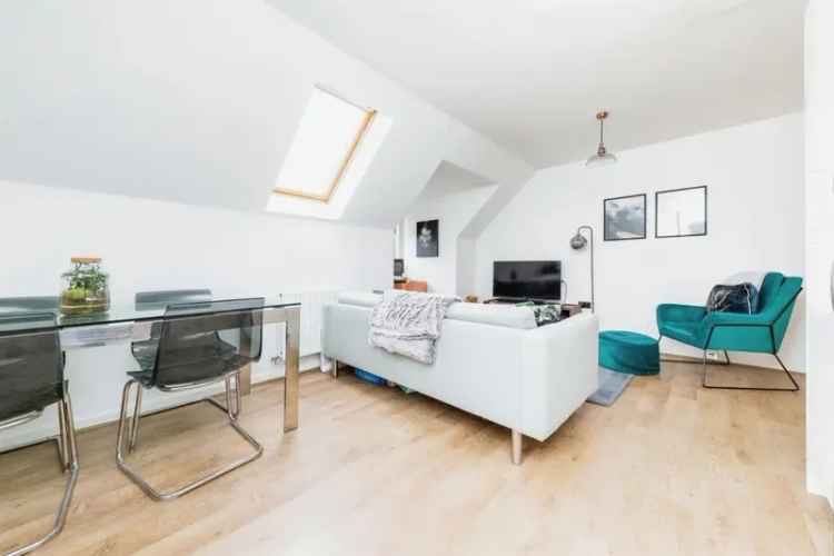 Spacious 1-Bed Top Floor Apartment Near Hertford Town Centre