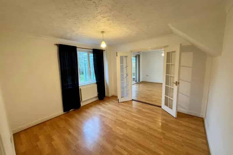 4 Bedroom Detached House with Double Garage and Off Street Parking