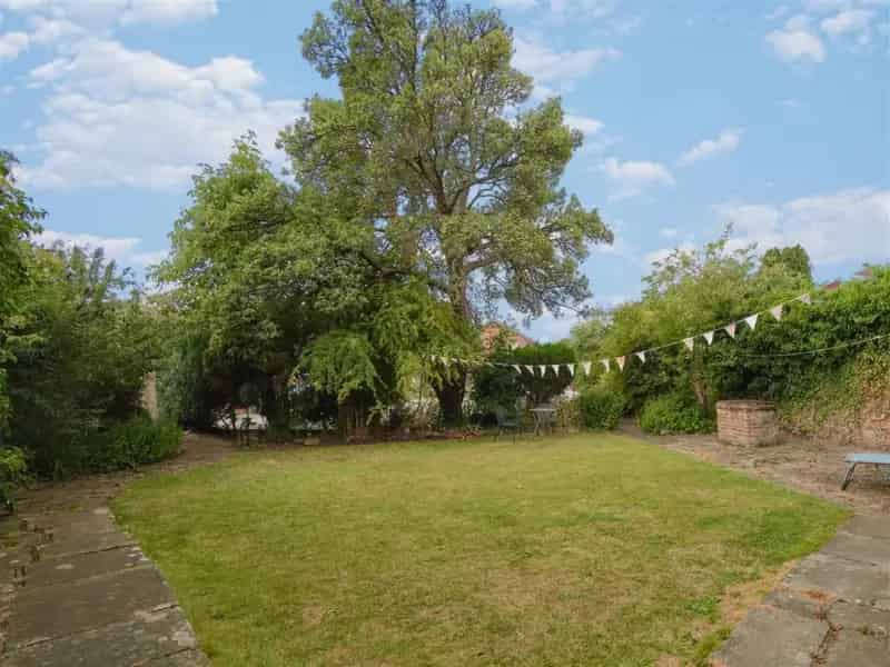 1 Bed House for Sale in Easingwold - Recently Modernised Studio Apartment