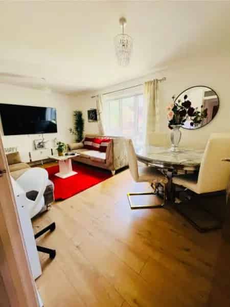 2 Bed Flat Near Ladywell Station  - Close to Amenities and Transport