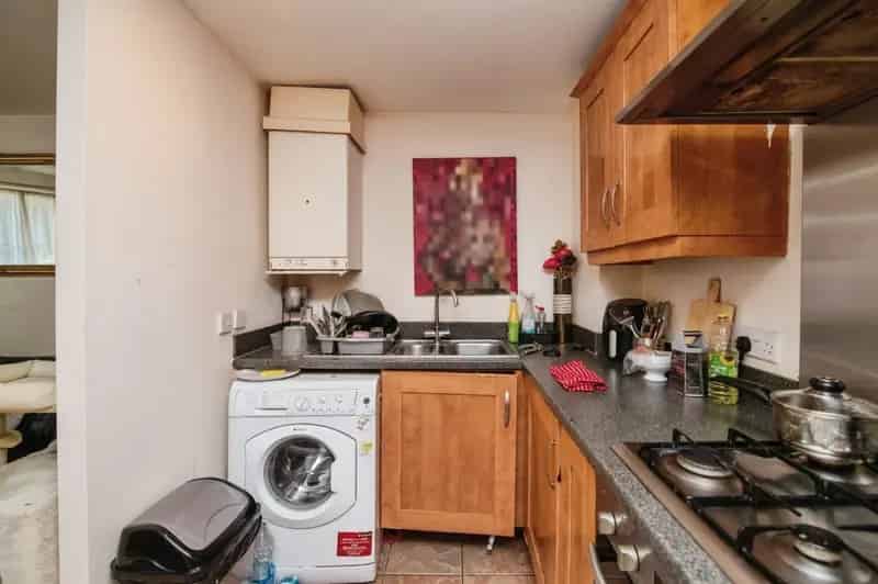 2 Bed Ground Floor Apartment with Parking Near M5 and Birmingham