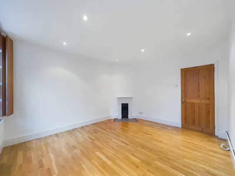2 Bedroom Flat for Sale - Freshly Presented - Long Lease