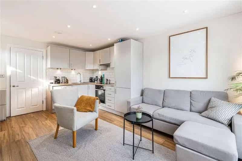 2 bed flat for sale