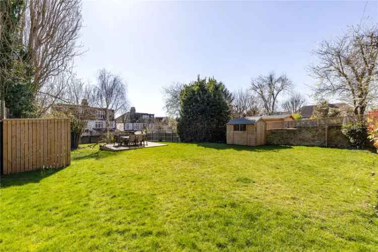 3 Bedroom Flat Apartment in London
