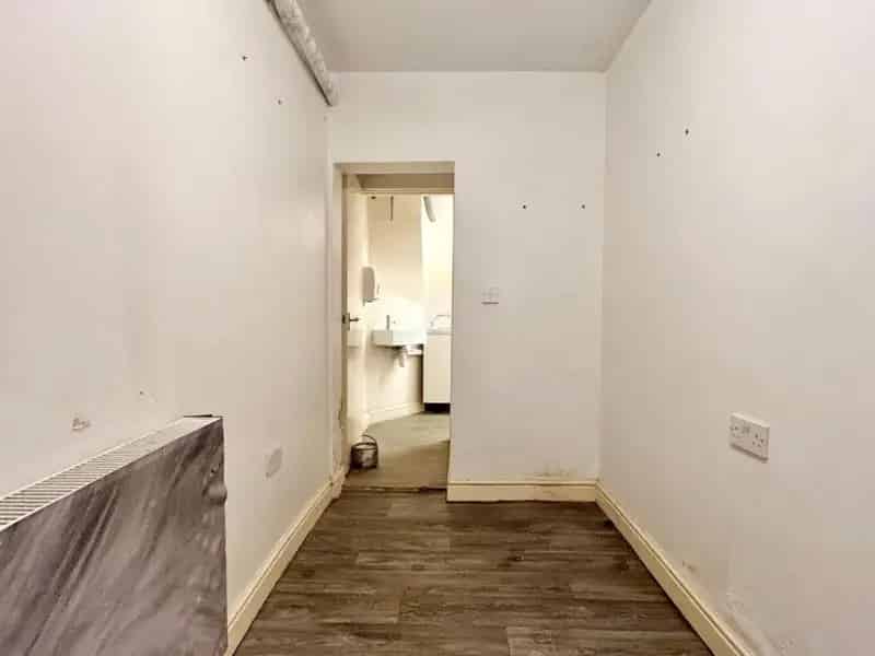 2 Bed Flat Above Commercial Property 2 Parking Spaces