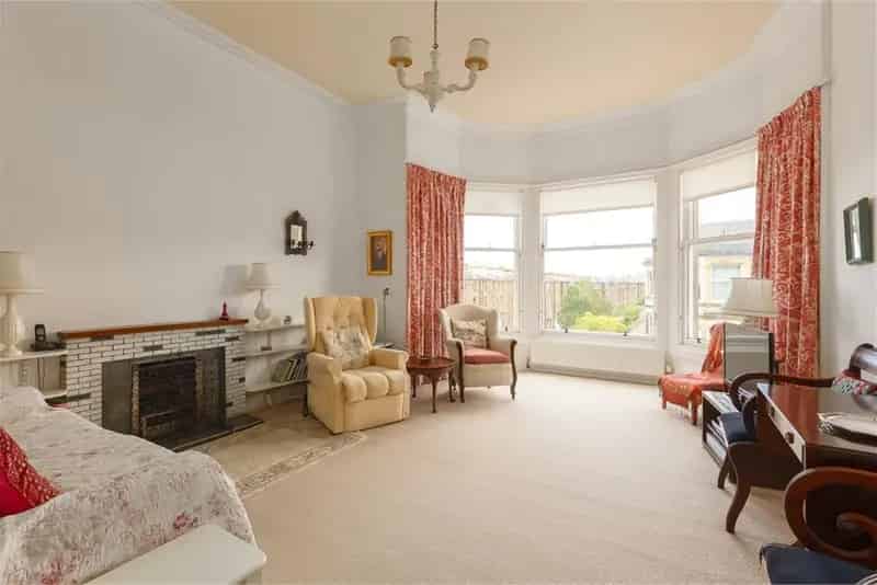 2 Bed Flat Top Floor with 1 Reception Room