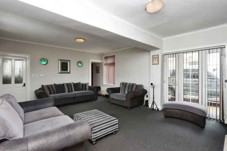 Three Bedroom Family Home S9 Spacious Living Modern Kitchen Garage