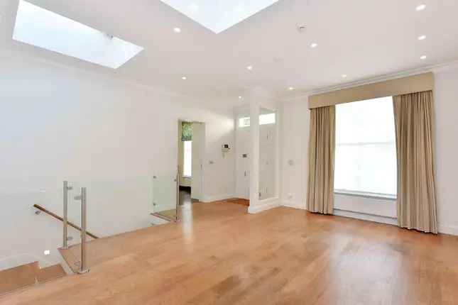 Stunning Chelsea House 874 sq ft 2 Beds 2 Baths Roof Terrace Potential