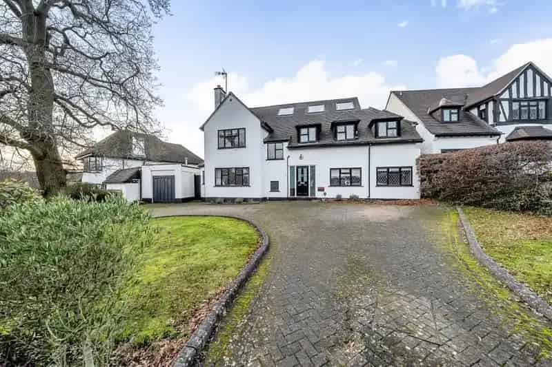 5 Bedroom Detached House for Sale in Hadley Wood