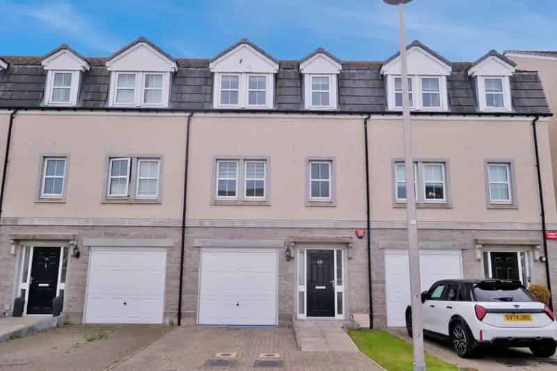3 Bed Executive Townhouse Dyce Garage Driveway Modern Kitchen