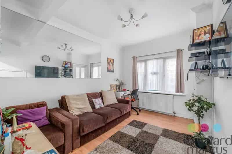 2 Bed Flat near Finchley Central Tube - Ideal for First Time Buyers