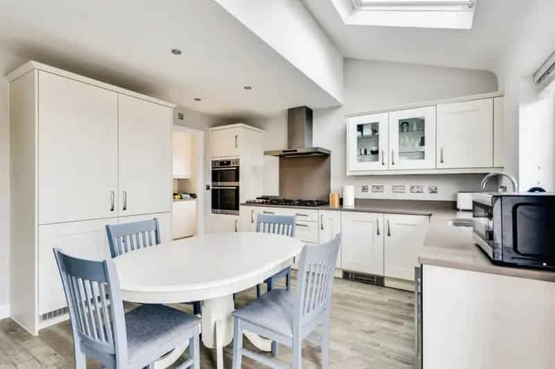 Five Bedroom Detached Family Home with Double Garage and Garden