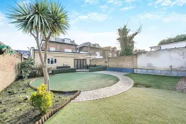 7 Bedroom Family Home for Sale in London
