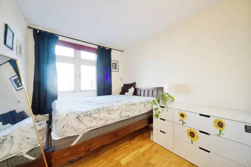 One Bedroom Apartment in Historic Bow Quarter with Pool and Gym