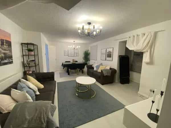 Large 2 Bedroom Flat with Communal Garden and Park
