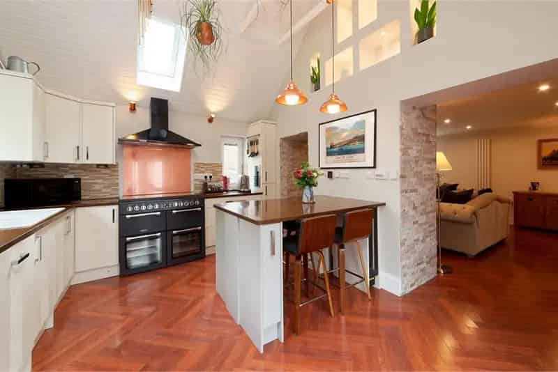 2 Bed Cottage Houston - 2 Reception Rooms, Garden Room & Parking