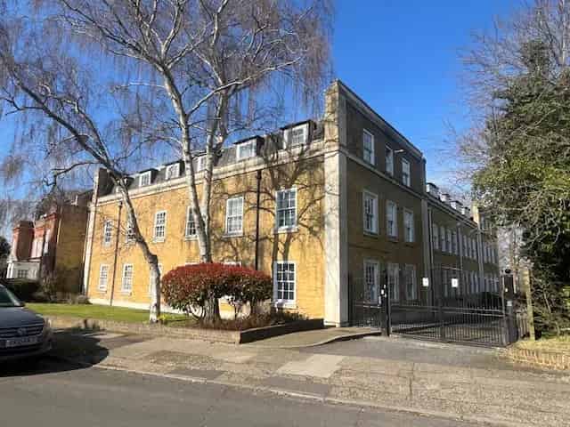 2 Bedroom Grade II Listed Flat for Sale