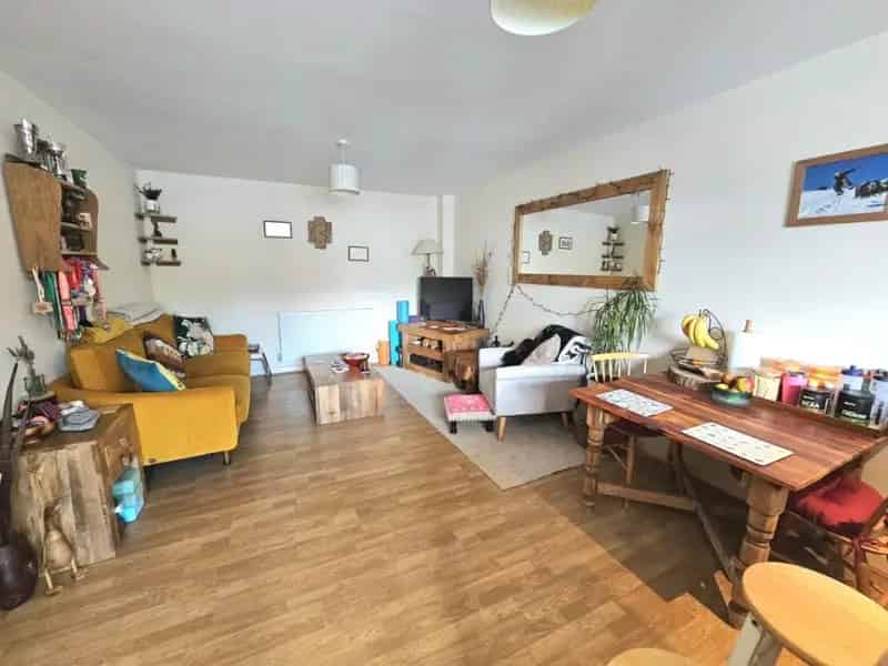 2 Bedroom Flat For Sale Near Cam