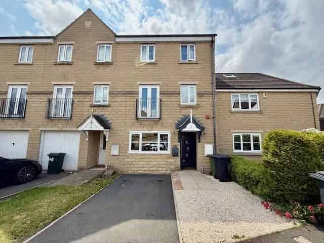 4 Bedroom Townhouse for Sale Modern Family Home Landscaped Gardens Parking