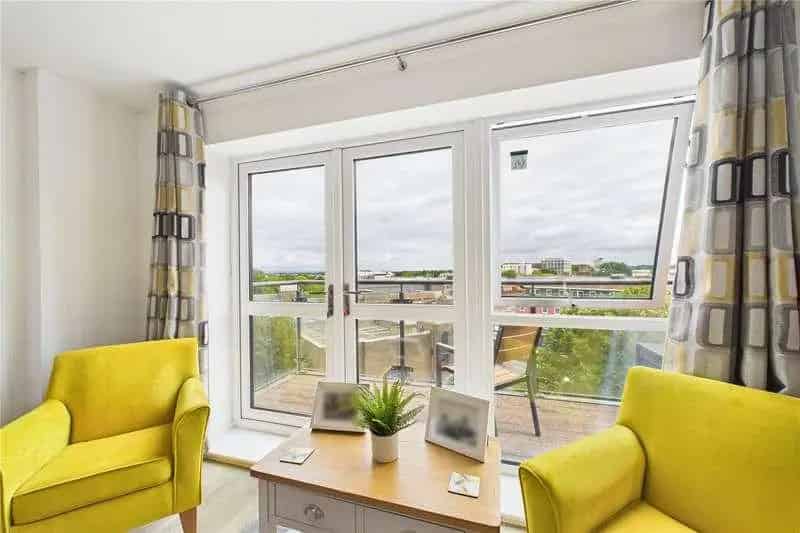 2 Bed Top Floor Apartment Crawley - Modern & Spacious