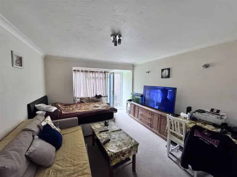 2 Bedroom Bungalow For Sale Farnborough