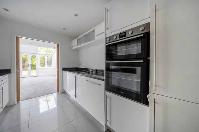 Three Double Bedroom Modern House in Tranquil Mews Development