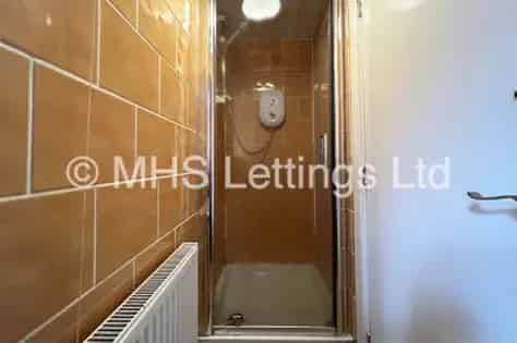 Large Double Room in 8-Bedroom Student House Leeds