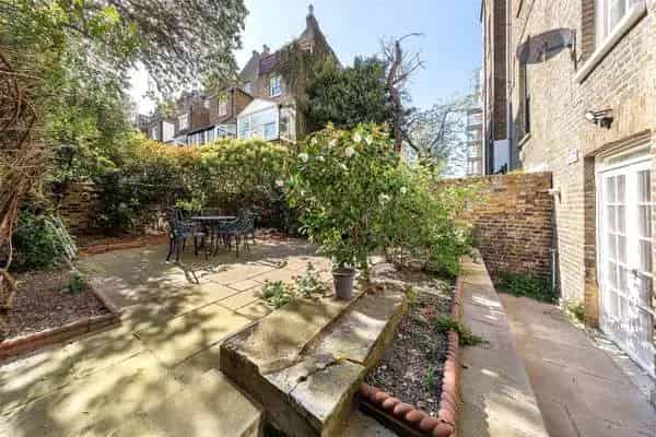2-Bedroom Flat with Patio Garden SW10
