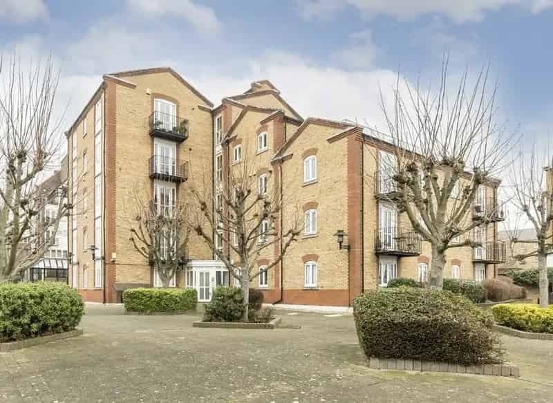 2 Bed Flat River Thames Views Private Terrace Underground Parking