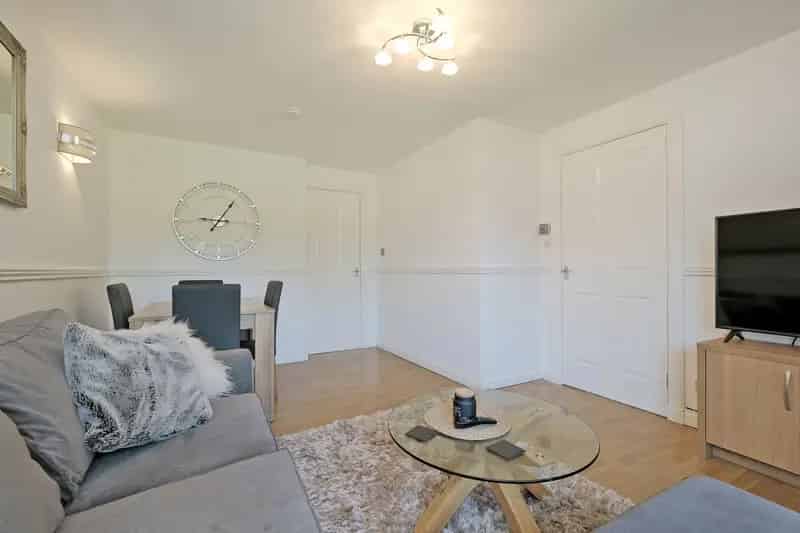 1 Bedroom Flat in Quiet Location with Parking