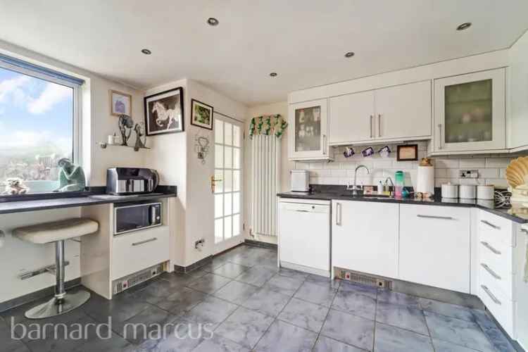 Spacious 5-Bedroom Detached House with Garden and Garage