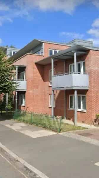 2 Bed Ground Floor Flat Near Transport Links Modern Revamped Adapted Bathroom