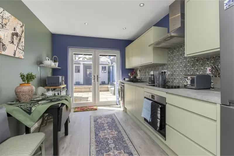 5 Bed Semi-Detached House with Annex and 2 Reception Rooms