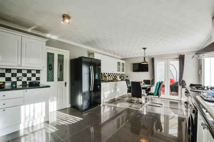 Spacious 4 Bed Detached Family Home with Conservatory and Garden