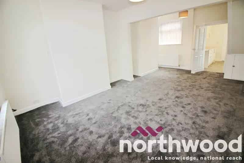 2 Bed Semi-Detached House - Modern Kitchen & Family Bathroom
