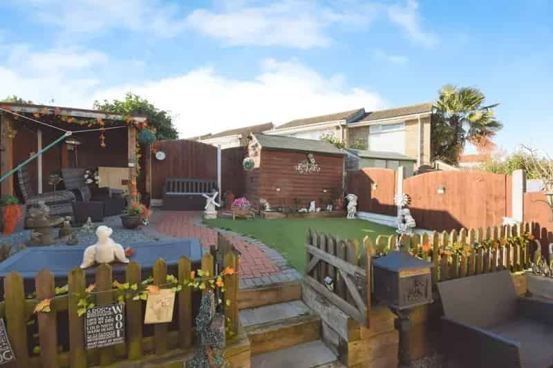 3 Bed House with Garage and Garden Double Glazing Gas Central Heating